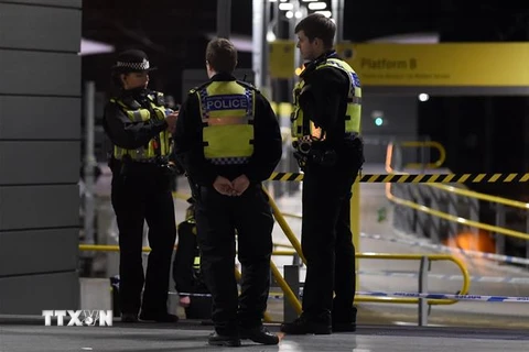 Cảnh sát Anh điều tra sau vụ đâm dao tại ga tàu Victoria ở thành phố Manchester ngày 1/1/2019. (Ảnh: AFP/TTXVN)