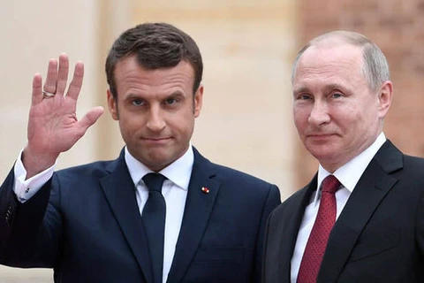 Tổng thống Nga Vladimir Putin và người đồng cấp Pháp Emmanuel Macron. (Nguồn: Daily Express)