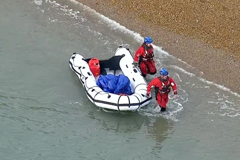 Lực lượng chức năng phát hiện một chiếc thuyền được cho là do người di cư sử dụng để vào Anh. (Nguồn: Sky News)