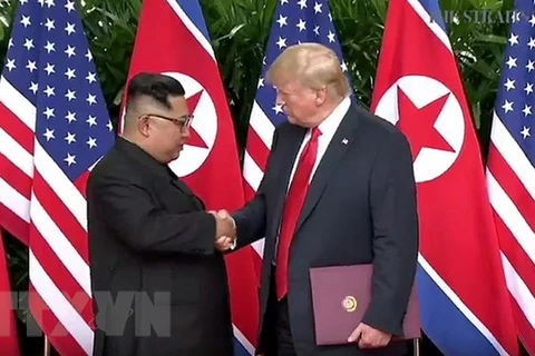 Tổng thống Mỹ Donald Trump (phải) và nhà lãnh đạo Triều Tiên Kim Jong-un tại cuộc gặp ở Singapore. (Nguồn: Yonhap/TTXVN)