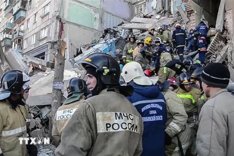 Nhân viên nỗ lực tìm kiếm nạn nhân dưới những đống đổ nát sau vụ sập chung cư ở Magnitogorsk ngày 1/1/2019. (Ảnh: AFP/TTXVN)