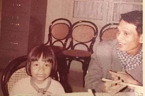 Phó Tổng giám đốc TTXVN Đỗ Phượng và cô bé Chey Beaupha những ngày đầu giải phóng (1979).