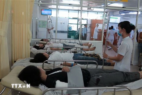Các nạn nhân đang được cấp cứu tại Bệnh viện Đa khoa Đà Nẵng. (Ảnh: Nguyễn Sơn/TTXVN)