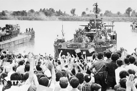 Hàng ngàn người dân thủ đô Phnom Penh lưu luyến tiễn đưa các chiến sỹ Quân đoàn 4-Binh đoàn Cửu Long quân tình nguyện Việt Nam hoàn thành nghĩa vụ quốc tế, lên đường trở về nước, sáng 2/5/1983. (Ảnh: TTXVN)