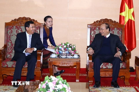 Thủ tướng Nguyễn Xuân Phúc tiếp Thống đốc Ngân hàng Cộng hòa Dân chủ Nhân dân Lào Sonexay Sitphayxay. (Ảnh: Thống Nhất/TTXVN)