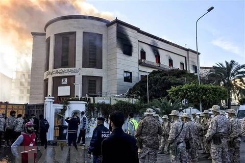 Lực lượng chức năng được triển khai khắc phục hậu quả vụ tấn công liều chết ở Tripoli ngày 25/12/2018. (Ảnh: AFP/TTXVN)