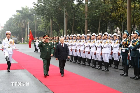 Tổng Bí thư, Chủ tịch nước Nguyễn Phú Trọng, Bí thư Quân ủy Trung ương duyệt đội danh dự Quân đội Nhân dân Việt Nam. (Ảnh: Trí Dũng/TTXVN)