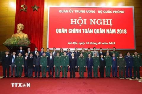 Tổng Bí thư, Chủ tịch nước Nguyễn Phú Trọng, Bí thư Quân ủy Trung ương và các đại biểu chụp ảnh chung. (Ảnh: Trí Dũng/TTXVN)