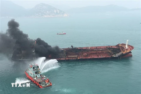 Tàu chở dầu Aulac Fortune thuộc Công ty cổ phần Âu Lạc phát nổ và bốc cháy. (Nguồn: AFP/TTXVN)