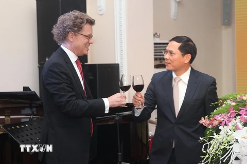 Thứ trưởng Thường trực Bộ Ngoại giao Bùi Thanh Sơn và Đại sứ Thụy Điển tại Việt Nam Pereric Högberg nâng cốc chúc mừng. (Ảnh: Lâm Khánh/TTXVN)