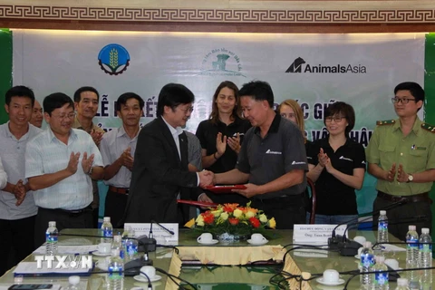Đại diện Sở Nông nghiệp và Phát triển nông thôn tỉnh Đắk Lắk và đại diện Tổ chức Động vật Châu Á tại Việt Nam ký kết thỏa thuận. (Ảnh: Phạm Cường/TTXVN)