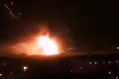 Một vụ tấn công tên lửa nhằm vào cơ sở không quân của Syria. (Nguồn: Twitter)