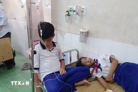 Các em học sinh được điều trị tại Bệnh viện đa khoa huyện Trần Văn Thời. (Ảnh: Huỳnh Thế Anh/TTXVN)