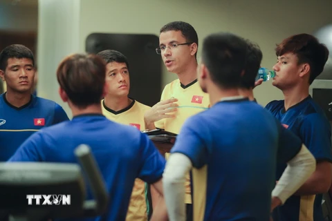 Huấn luyện viên thể lực Fonseca hướng dẫn các cầu thủ tại phòng tập. (Ảnh: Hoàng Linh/TTXVN)