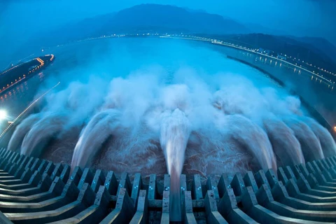Đập thủy điện ở Trung Quốc xả lũ. (Nguồn: Getty)