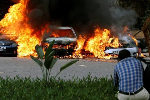 Nhiều xe ôtô tại bãi đỗ xe gần khách sạn bị cháy. (Nguồn: Reuters)