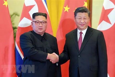 Chủ tịch Trung Quốc Tập Cận Bình hội đàm với Nhà lãnh đạo Triều Tiên Kim Jong-un (trái) trong chuyến thăm Bắc Kinh (Trung Quốc) ngày 19/6/2018. (Ảnh: AFP/TTXVN)