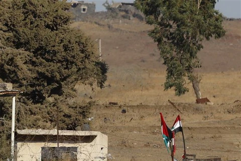 Quốc kỳ Syria được treo gần khu định cư Ein Zivan trên Cao nguyên Golan bị Israel chiếm đóng. (Nguồn: AFP/TTXVN)