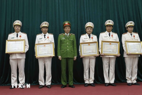 Thượng tướng Lê Quý Vương, Ủy viên Trung ương Đảng, Thứ trưởng Bộ Công an trao tặng Huân chương Chiến công hạng Nhì các cá nhân có thành tích xuất sắc. (Ảnh: Doãn Tấn/TTXVN)