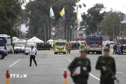 Lực lượng an ninh và nhân viên cứu hỏa làm nhiệm vụ tại hiện trường vụ đánh bom xe ở Bogota, Colombia, ngày 17/1/2019. (Ảnh: THX/TTXVN)
