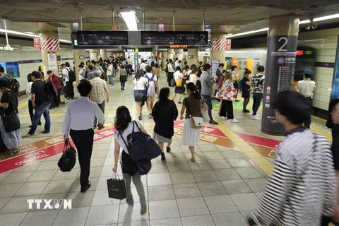 Hành khách tại một nhà ga tàu điện ngầm ở thủ đô Tokyo, Nhật Bản. (Nguồn: Ảnh: AFP/TTXVN)