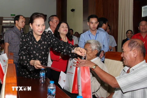 Chủ tịch Quốc hội Nguyễn Thị Kim Ngân tặng quà cho gia đình nghèo, nạn nhân chất độc da cam trên địa bàn tỉnh Hậu Giang. (Ảnh: Hồng Thái/TTXVN)