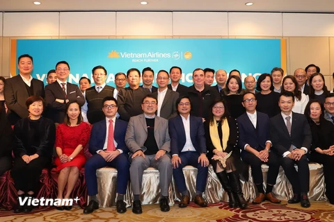 Khách mời quốc tế và đại diện cán bộ Chi nhánh Vietnam Airlines tại Hong Kong chụp ảnh lưu niệm. (Ảnh: Xuân Tuấn/Vietnam+)