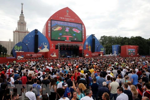 Cổ động viên theo dõi bóng đá tại fanzone ở Moskva, Nga ngày 14/7/2018. (Nguồn: AFP/TTXVN)