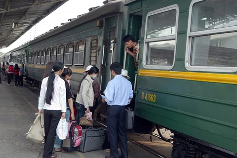 Hành khách lên tàu tại ga Sài Gòn. (Ảnh: TTXVN)