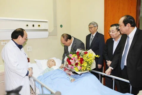 Thủ tướng Nguyễn Xuân Phúc thăm và chúc Tết giáo sư Vũ Khiêu. (Ảnh: Dương Giang/TTXVN)