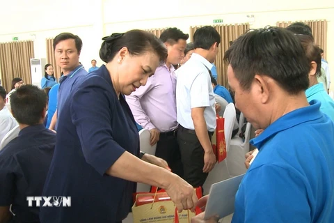 hủ tịch Quốc hội Nguyễn Thị Kim Ngân tặng quà Tết cho các công nhân lao động có hoàn cảnh khó khăn. (Ảnh Nguyễn Huyền Trang/TTXVN)