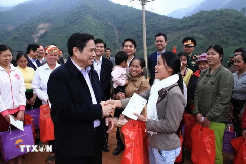 Ông Phạm Minh Chính tặng quà cho bà con vùng lũ huyện Mường Lát. (Ảnh: Trịnh Duy Hưng/TTXVN)