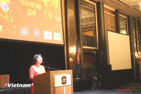 Đại sứ Việt Nam tại Singapore Tào Thị Thanh Hương phát biểu chúc Tết bà con cộng đồng người Việt tại Singapore. (Ảnh: Xuân Vịnh/Vietnam+)