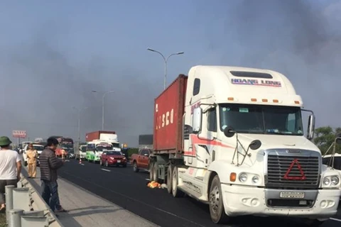 Container đâm chết công nhân làm đường, cao tốc Pháp Vân tắc nghẽn