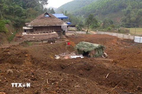 Cả khu đồi bị đào bới tan hoang để khai thác khoáng sản trái phép tại thôn Tân Tiến, xã Lương Thiện, huyện Sơn Dương, tỉnh Tuyên Quang. (Ảnh: Văn Tý/TTXVN)