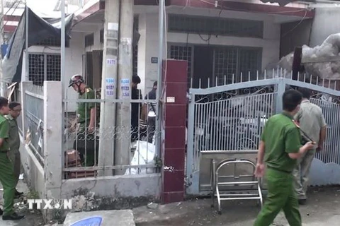 Lực lượng chức năng tỉnh Đồng Nai tiến hành phong tỏa hiện trường, điều tra nguyên nhân vụ nổ. (Ảnh: Lê Xuân/TTXVN)