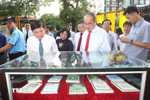 Ông Nguyễn Thiện Nhân, ông Nguyễn Thành Phong và các đại biểu tham quan Đường sách Tết Kỷ Hợi năm 2019. (Ảnh: Thanh Vũ/TTXVN)