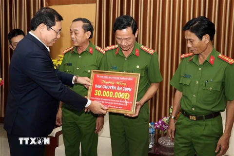 Chủ tịch Ủy ban Nhân dân thành phố Đà Nẵng Huỳnh Đức Thơ trao thưởng cho cán bộ, chiến sỹ Ban chuyên án 789N. (Ảnh: Trần Lê Lâm/TTXVN)