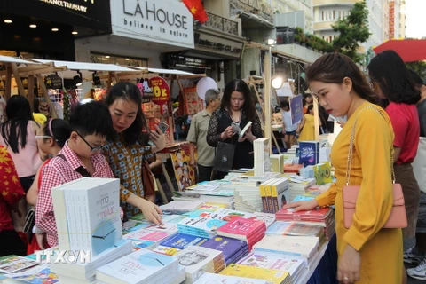 Người dân Thành phố Hồ Chí Minh tham quan Đường sách Tết Nguyên đán Kỷ Hợi năm 2019. (Ảnh: Thanh Vũ/TTXVN)