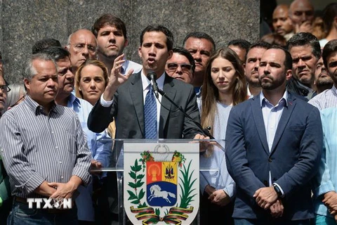 Thủ lĩnh phe đối lập Juan Guaido (giữa, phía trước), người tự phong là 'Tổng thống lâm thời' phát biểu trong cuộc biểu tình của đám đông ủng hộ lực lượng đối lập tại Chacao, phía Đông thủ đô Caracas ngày 25/1/2019. (Ảnh: AFP/TTXVN)