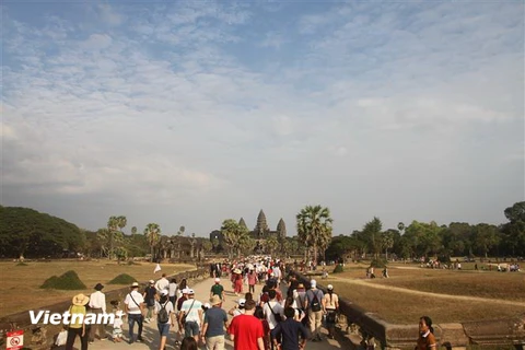 Khách đến tham quan khu di tích đền Angkorwat. (Ảnh: Chanh Đa/Vietnam+)