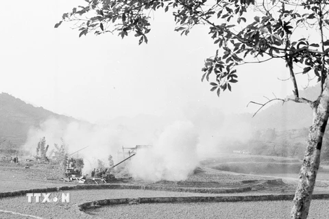 Chiến sỹ Đại đội 7, Đoàn M16 pháo binh Lạng Sơn dội bão lửa trừng trị quân địch. (Ảnh: Minh Điền/TTXVN)
