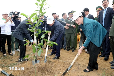 Chủ tịch Quốc hội Nguyễn Thị Kim Ngân tham gia trồng cây tại lễ phát động. (Ảnh: Trọng Đức/TTXVN)
