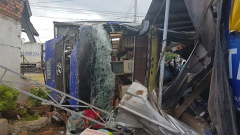 Ôtô chở khách đâm vào nhà dân ở Nha Trang, hàng chục người bị thương