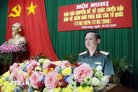 Thiếu tướng Nguyễn Thanh Hải, Phó Tham mưu trưởng Bộ Tư lệnh Quân khu 9 báo cáo chuyên đề tại hội nghị. (Ảnh: Phạm Minh Tuấn/TTXVN)