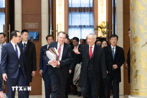 Phó Thủ tướng Trung Quốc Lưu Hạc (phải) và Bộ trưởng Tài chính Mỹ Steven Mnuchin (trái) tại vòng đàm phán ở Bắc Kinh, Trung Quốc ngày 14/2. (Ảnh: THX/TTXVN)