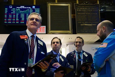 Giao dịch viên tại Sàn giao dịch chứng khoán New York, Mỹ, ngày 13/2. (Ảnh: AFP/TTXVN)