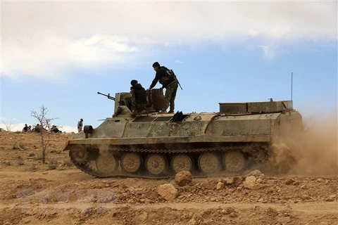 Lực lượng SDF được triển khai tại khu vực ngoại ô thị trấn al-Shadadi, tỉnh Hasakeh, đông bắc Syria. (Ảnh: AFP/TTXVN) 