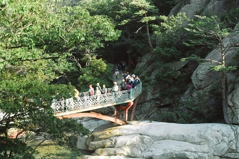 Du khách tại Khu du lịch núi Kumgang. (Nguồn: koogle.tv)