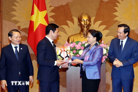 Chủ tịch Quốc hội Nguyễn Thị Kim Ngân trao tặng quả bóng có đầy đủ chữ ký của đội tuyển U23 Việt Nam cho đại diện Công ty Cổ phần Văn Phú-Invest. (Ảnh: Trọng Đức/TTXVN)
